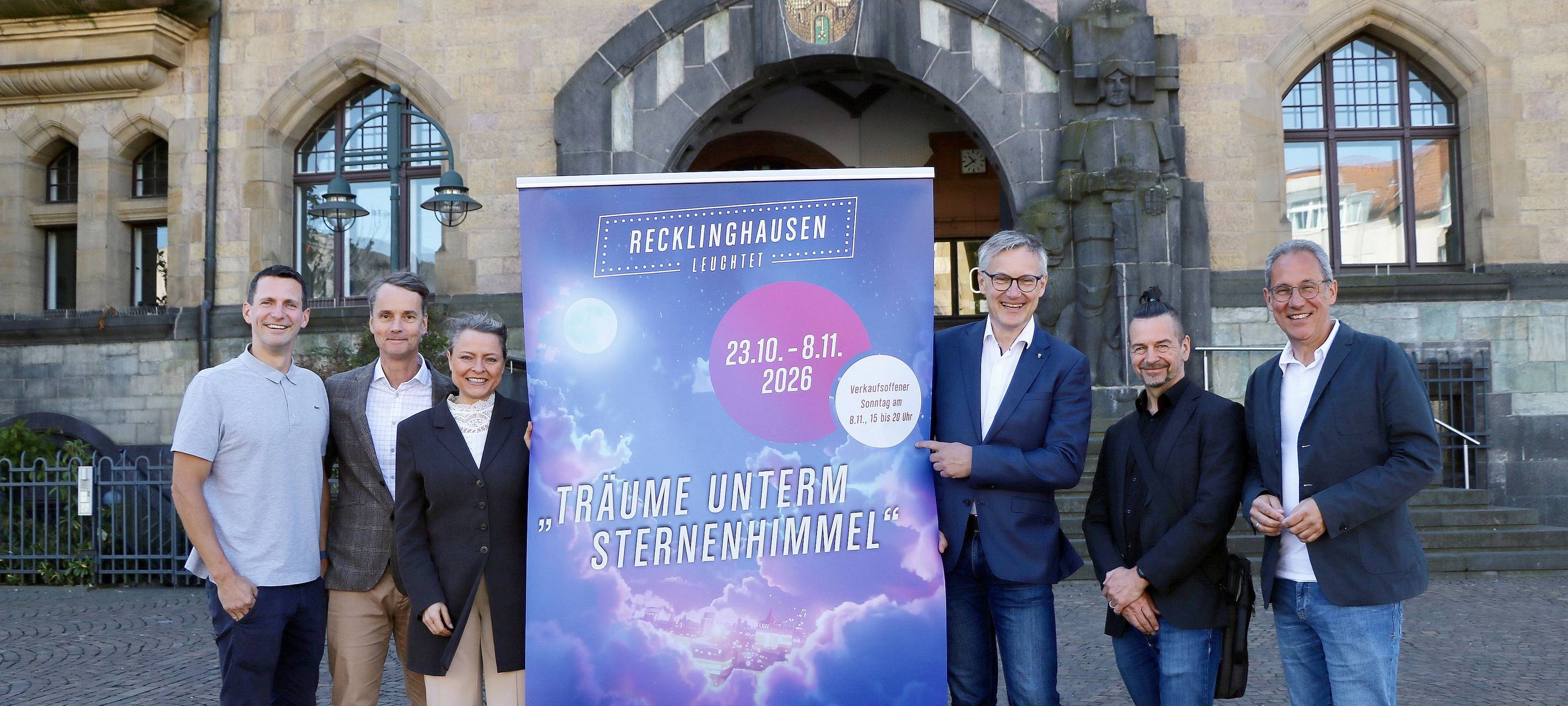 Die Organisatoren von Recklinghausen leuchtet präsentieren das Plakat für 2026.