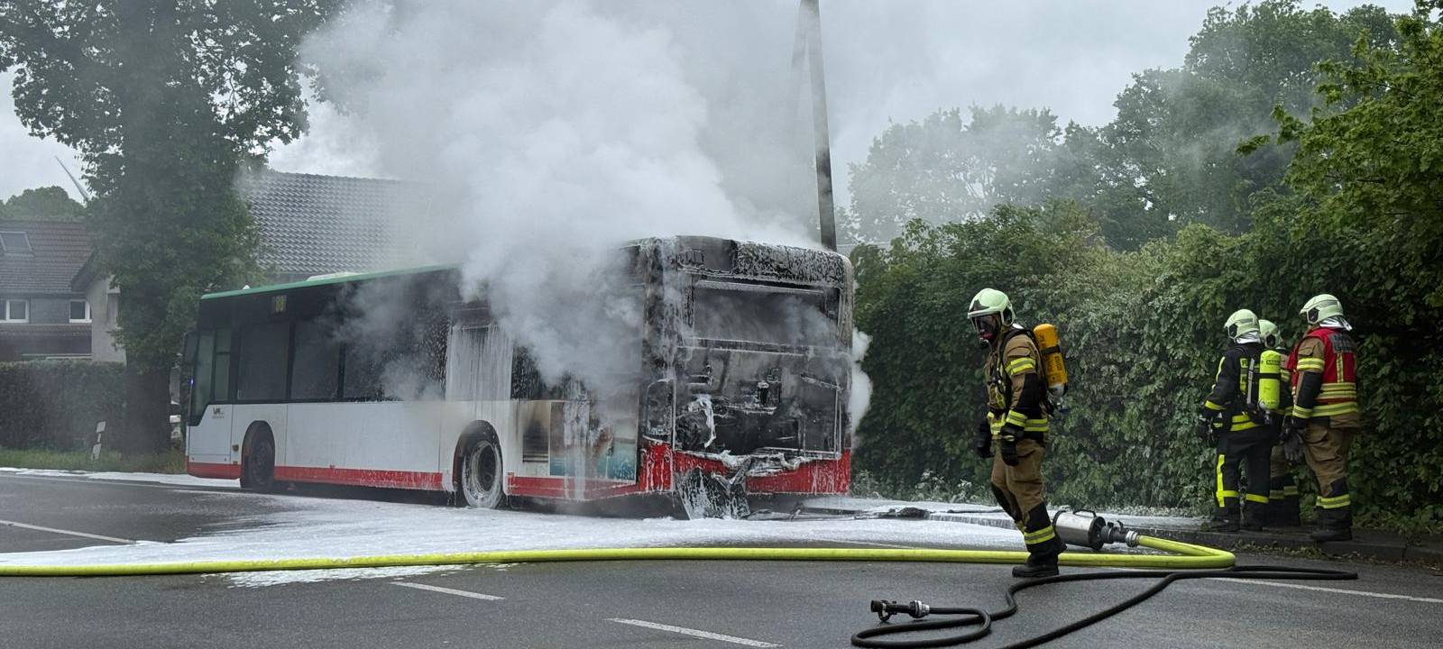 Linienbus brennt auf der Weseler Straße in Haltern