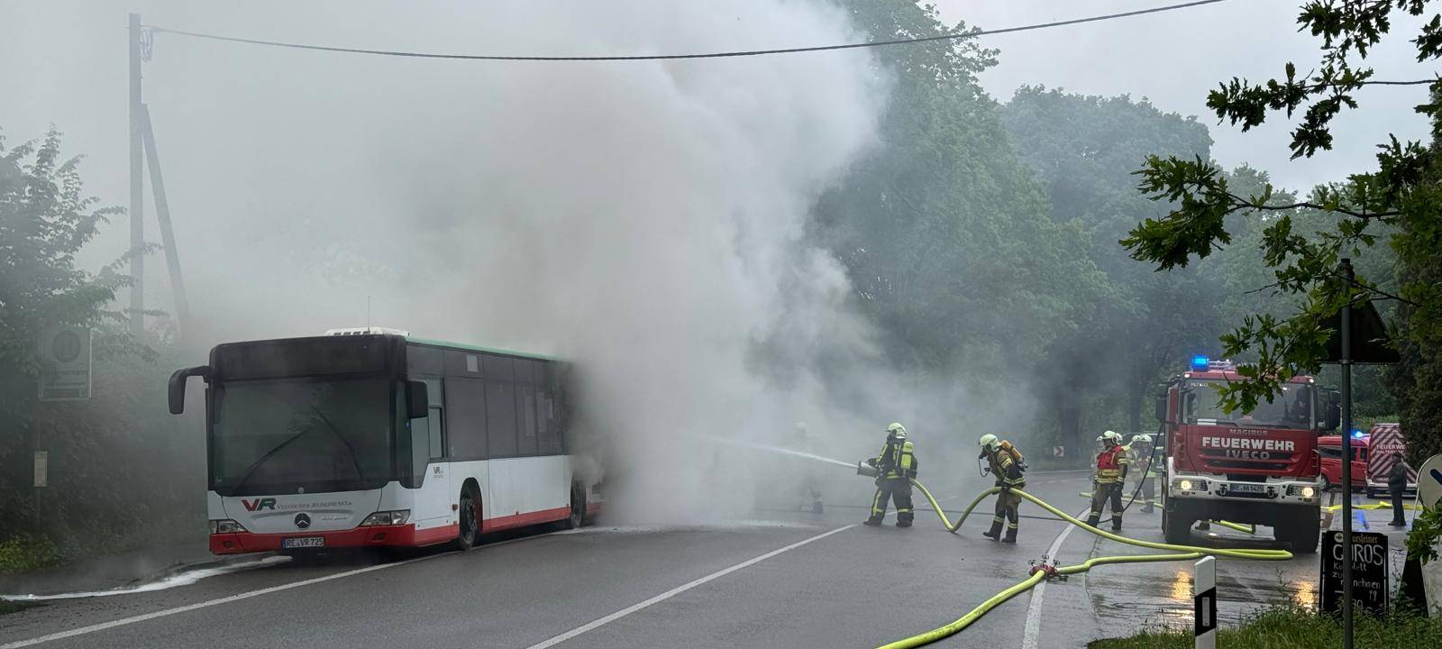 Ein Linienbus steht brennend auf der Weseler Straße in Haltern am See.