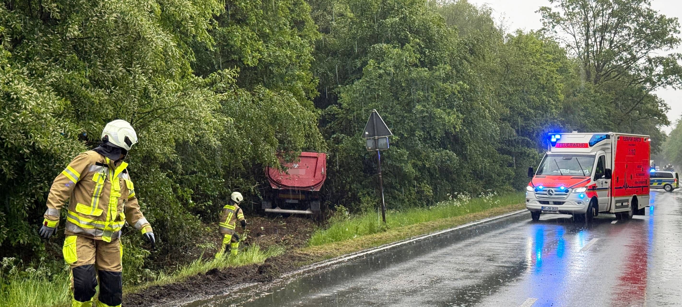 Das Heck eines LKW ragt aus einem Wald zwischen Dorsten und Haltern auf der B58