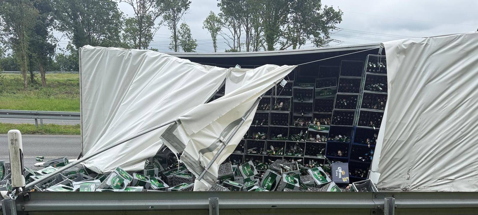 A52 in Marl: LKW verliert tausende Flaschen Bier