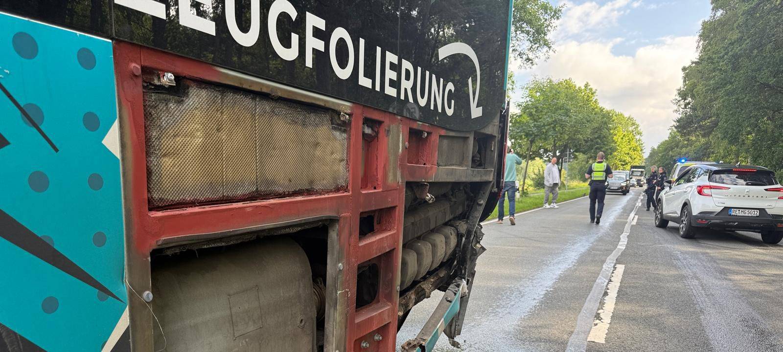 Das Auto soll beim Überholen gegen diesen Bus geprallt sein