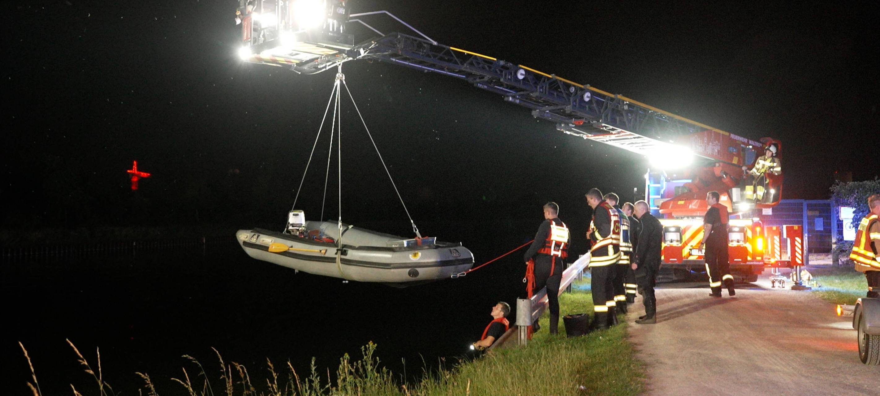 Für die Suche auf dem Kanal in Waltrop ließ die Feuerwehr auch ein Rettungsboot zu Wasser.