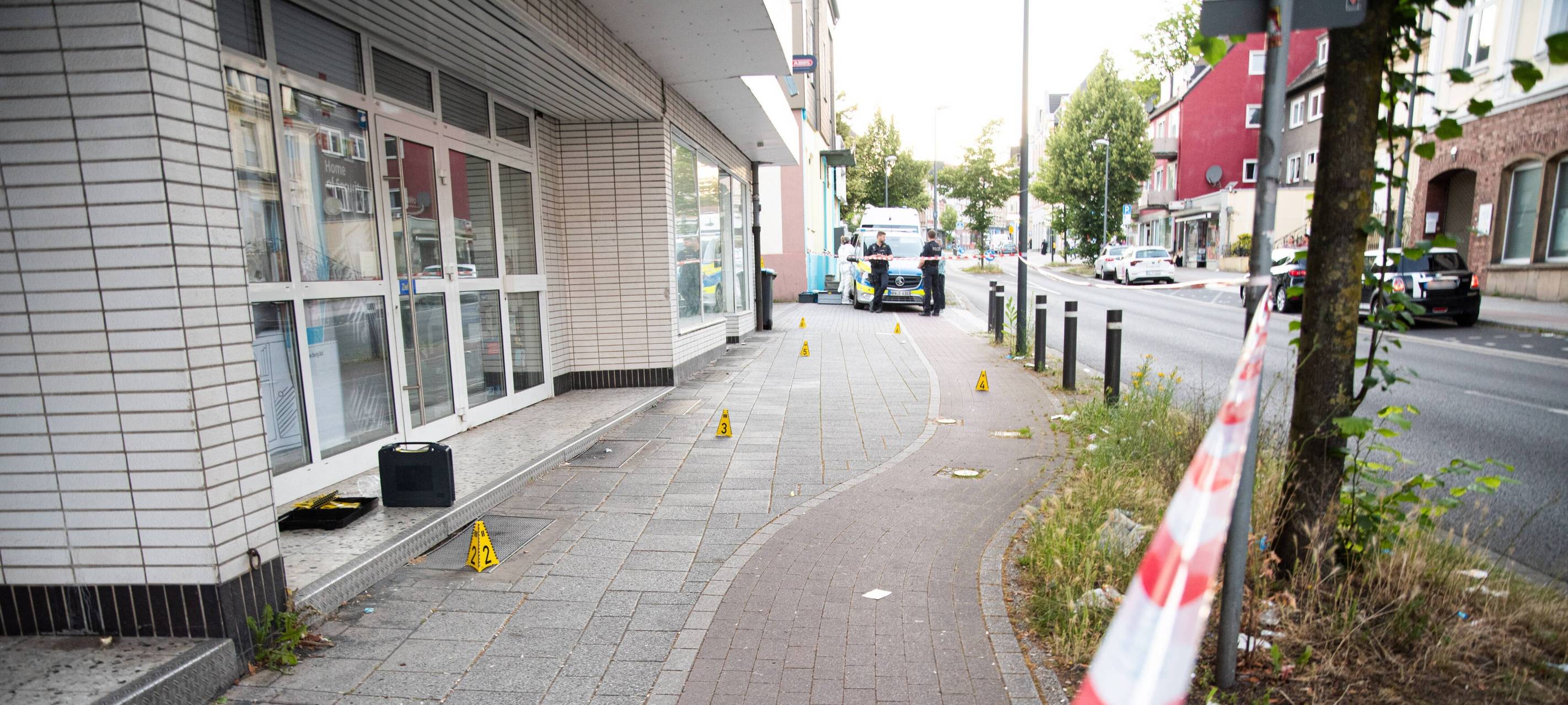 Der Ort der Messerattacke in Herten, die Polizei sichert Spuren.
