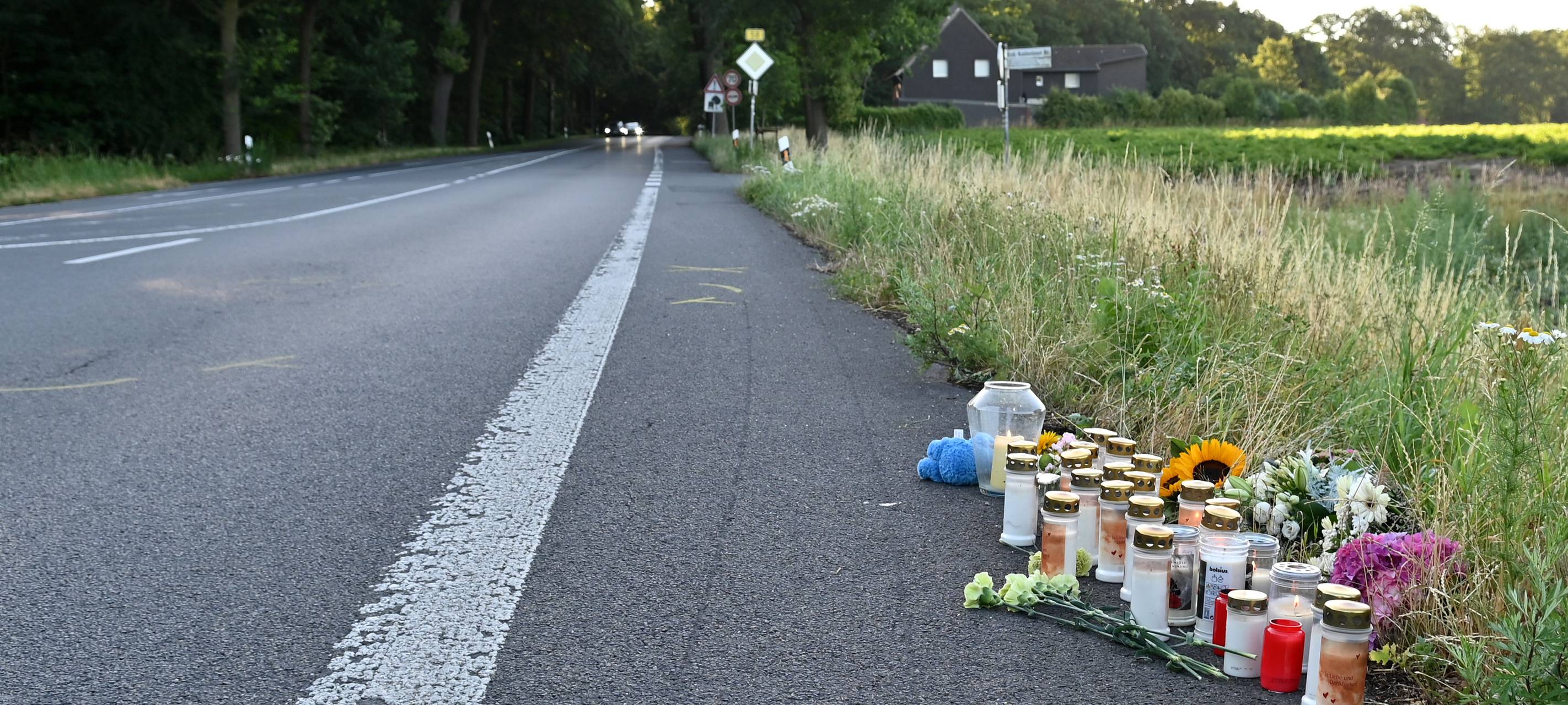 An der Unfallstelle an der B58 in Haltern am See wurden Kerzen und Kuscheltiere aufgestellt