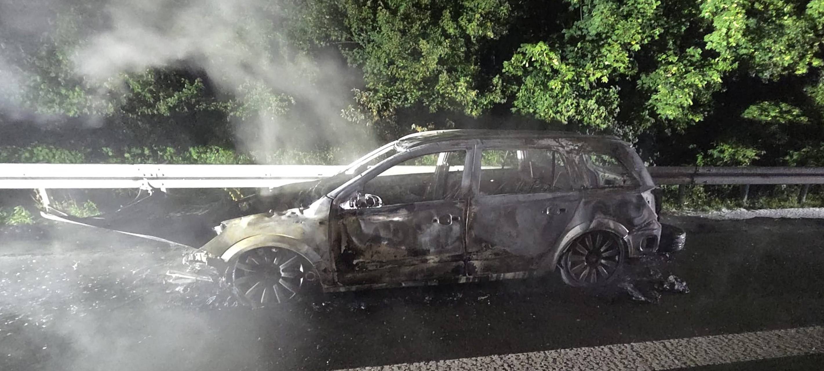 Auto in Vollbrand auf A31 bei Dorsten