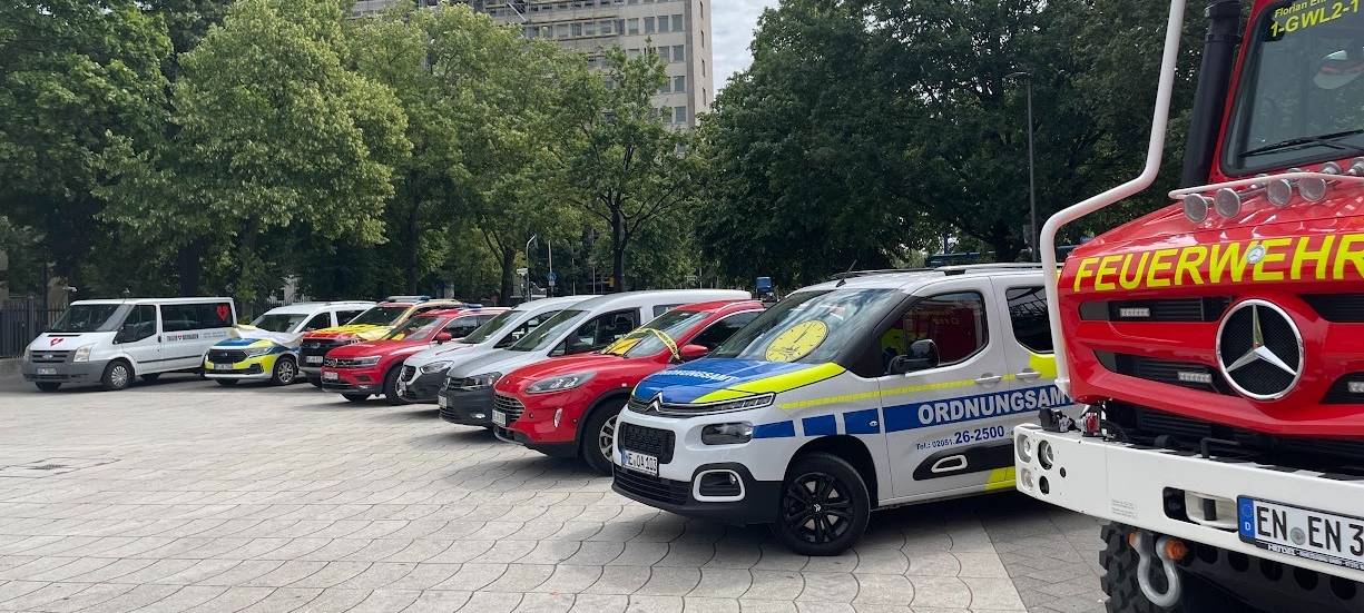 Zahlreiche Feuerwehr- und Ordnungsamtautos