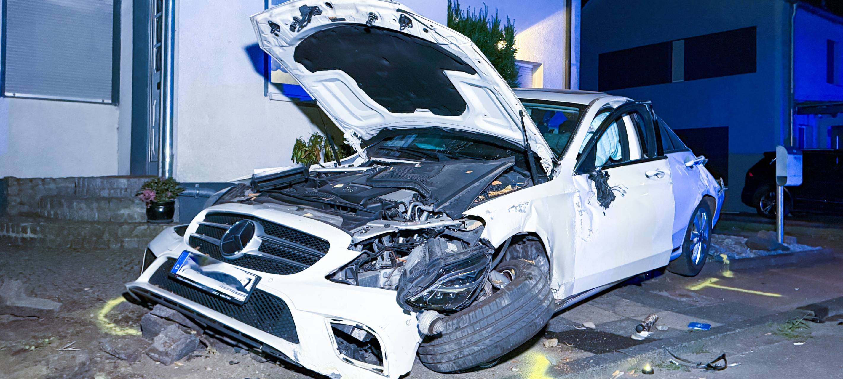 Herten: Auto kracht in Vorgarten