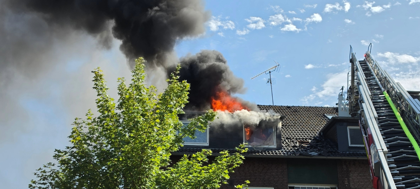Dachstuhlbrand in Recklinghausen: Feuerwehr im Großeinsatz