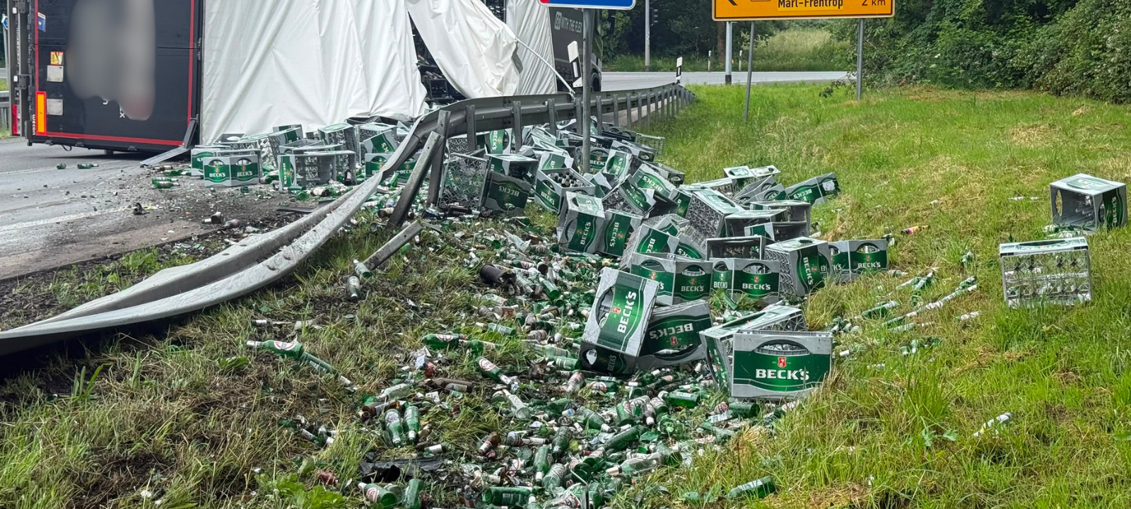 Der mit Bier beladene LKW kippte an der A52-Abfahrt Marl-Frentrop auf die Seite