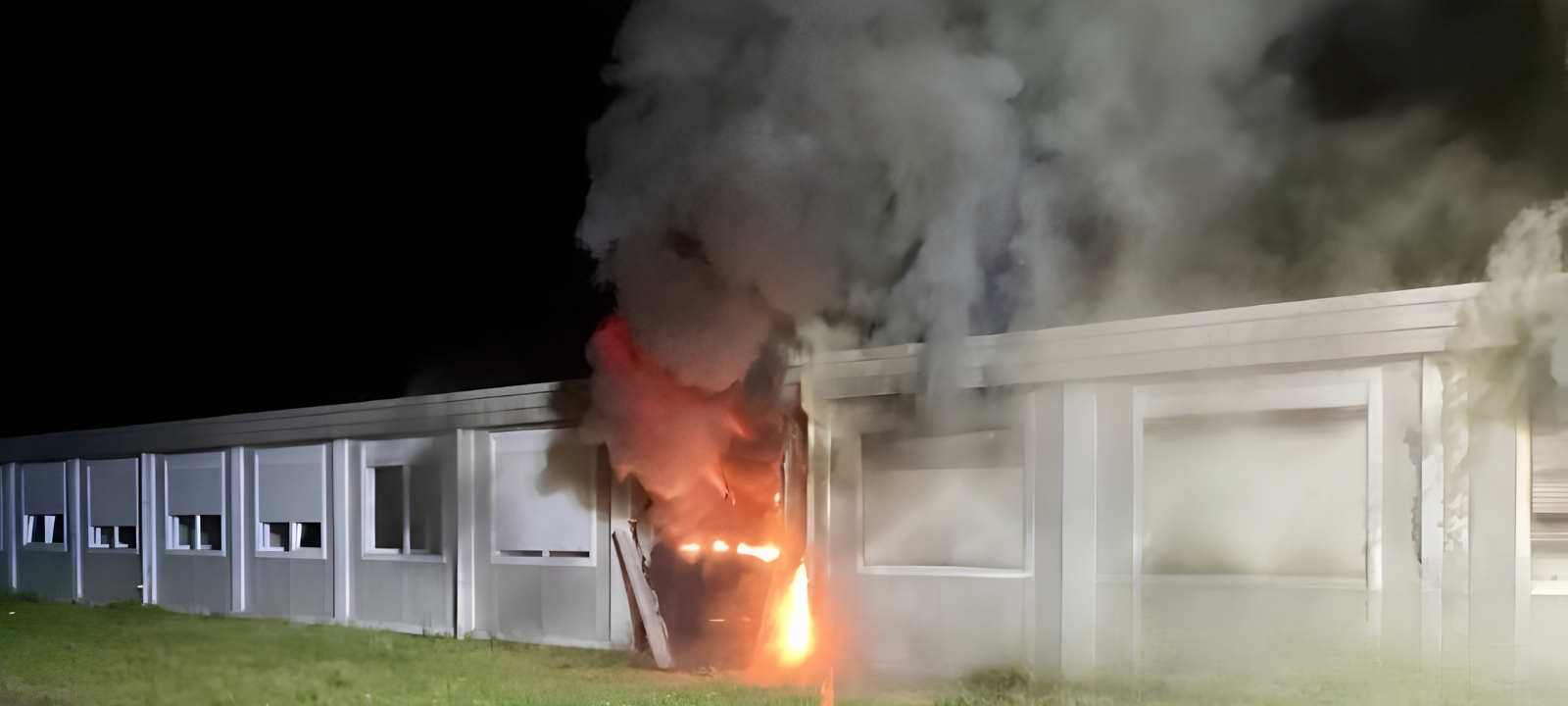 Ein Wohncontainer in einer Obdachlosenunterkunft in Recklinghausen steht in Flammen.