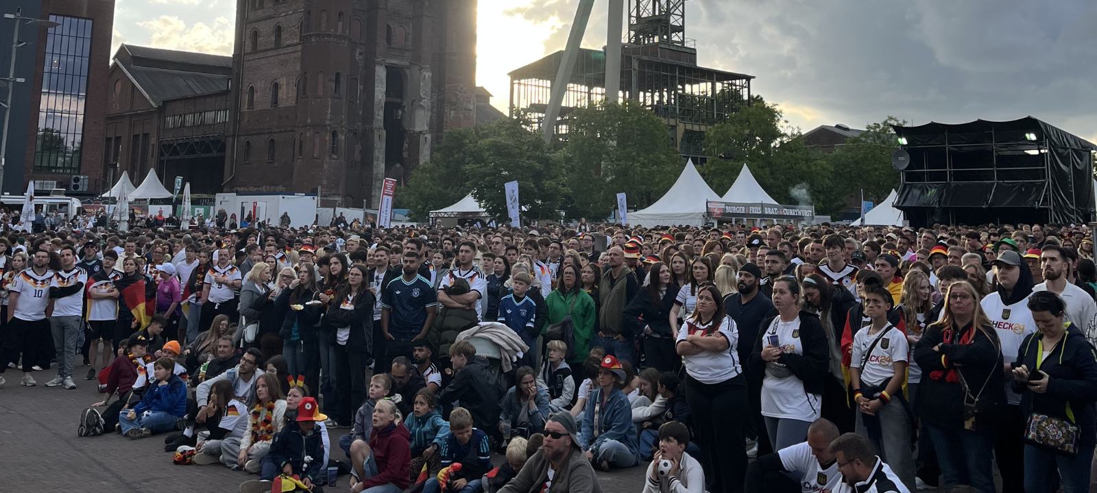 Tausende Fans beim Public Viewing in der Arena auf Ewald in Herten.